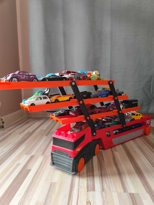 Hot Wheels - Мега транспортьор-автовоз с 40 колички към него