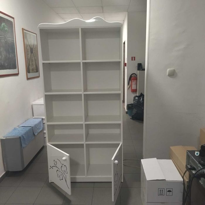 Шкаф с вана и библиотека за детска стая