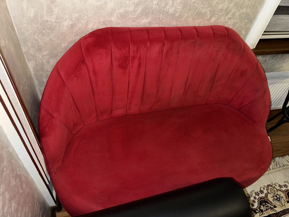 Диван красный AIKO