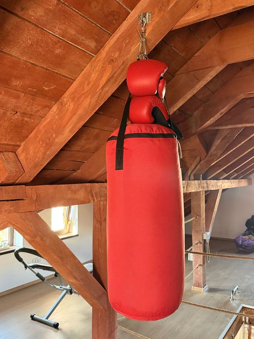 Sac de box OUTSHOCK 14 kg + mănuși 14 OZ + sistem de prindere – stare foarte bună