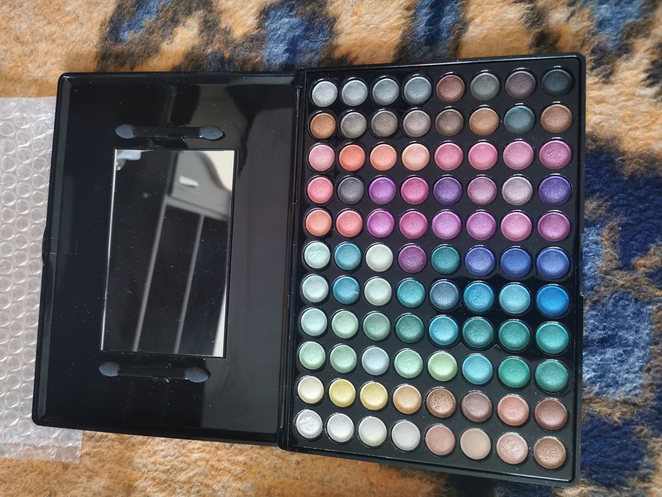 Vând palete make-up și Ghete damă