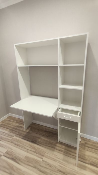 Стол  письменный для школьника.