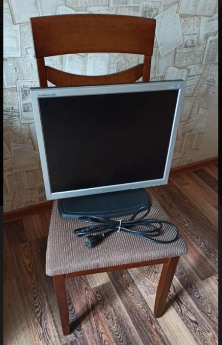 Рабочий монитор samsung 920vn на спец подставке.