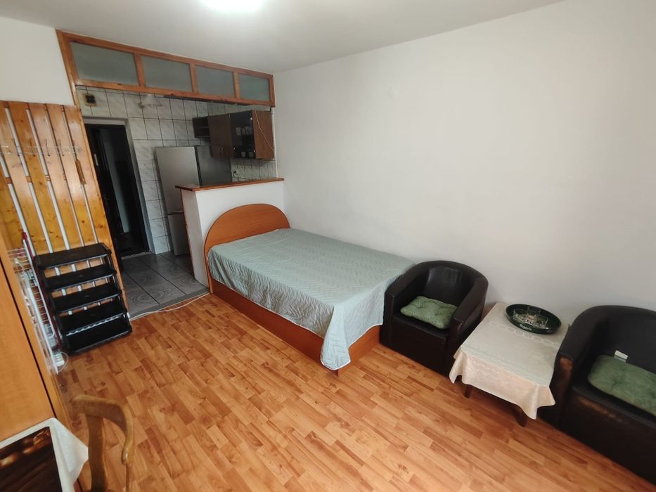 Persoana fizica vând garsonieră 21 mp + garaj de tabla + spatiu depozitare