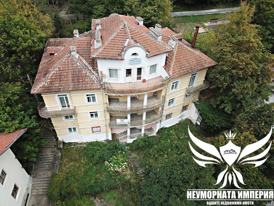 Продавам триетажен хотел с РЗП 870кв и парцел 830кв. в Нареченски Бани