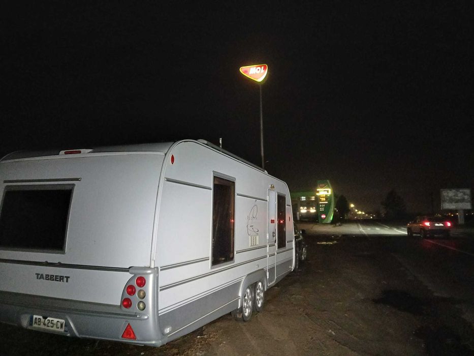 teren 300mp si rulota mare la munte langa rau