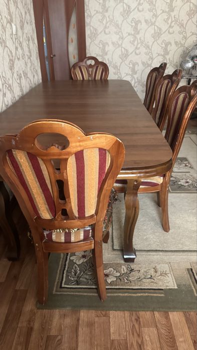 Продам Стол со стульями  в гостинную