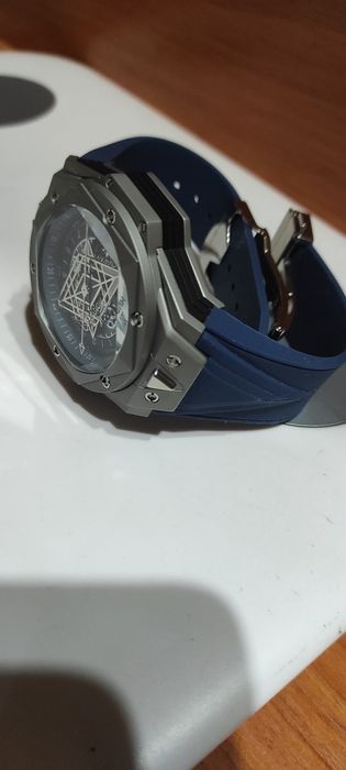 Продам часы привезенные новые