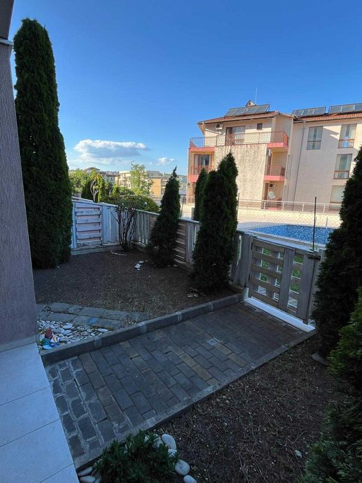 Тристаен апартамент с английски двор