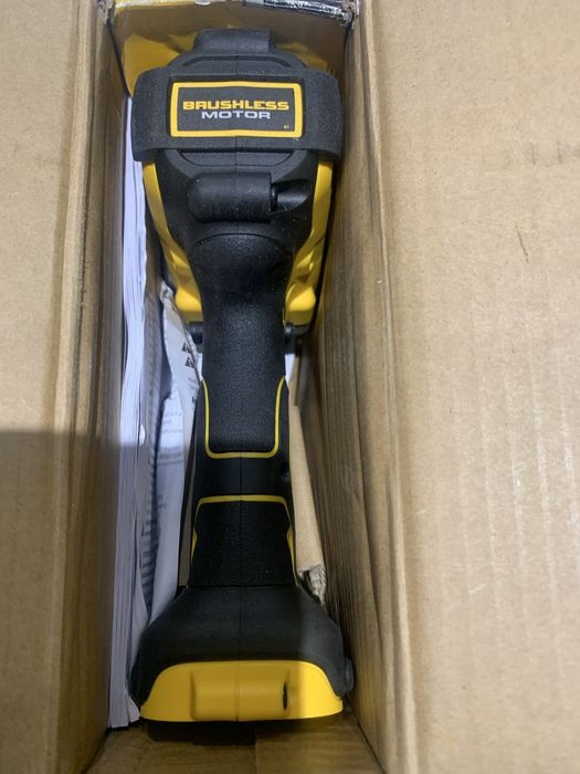 DeWALT DCF 894 /безчетков гайковерт/447Nm/