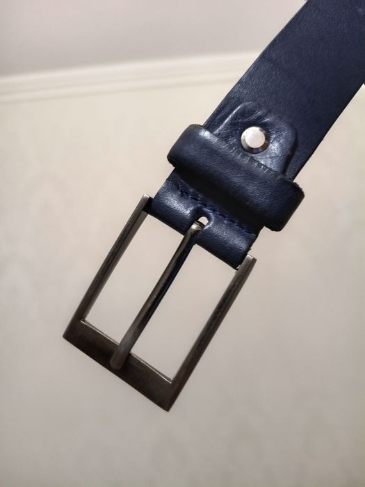 Кожаный ремень синего цвета.