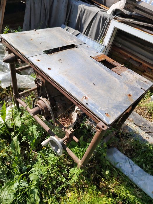 Столярный (деревообрабатывающий) станок.