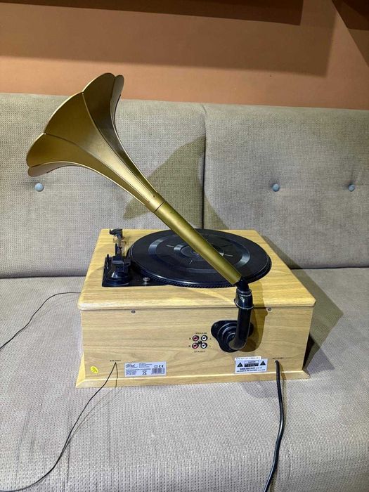 Pick-up ELTA cu radio AM FM si boxe stereo