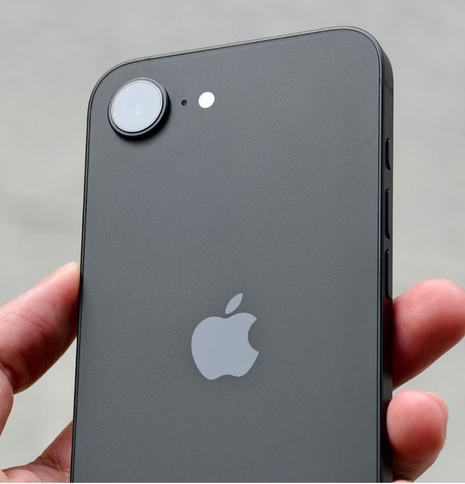 Iphone 17 e (100% батерия)