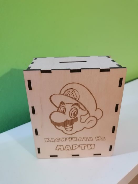 Дървена касичка с гравирано име