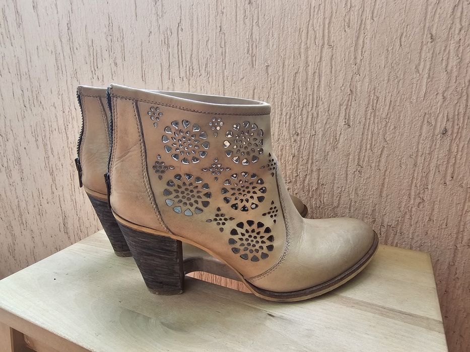 Боти бежови естествена кожа 38