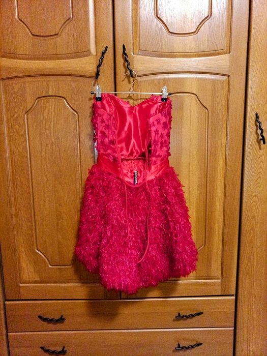 Рокля с естествени пера от колекцията на Мегз и бюстие с цветчета и ка