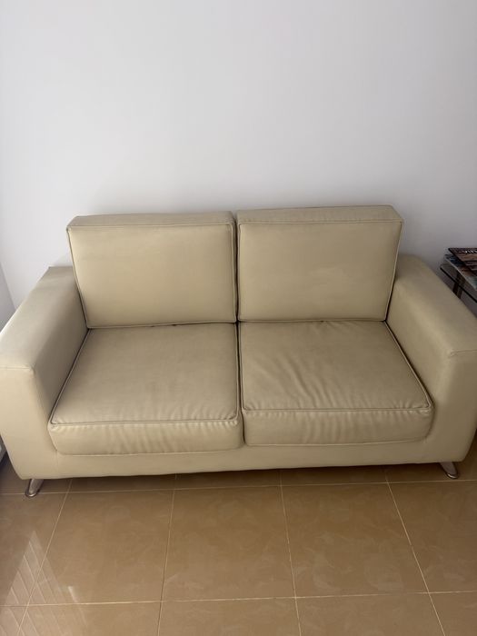 Много запазен кожен двуместен диван