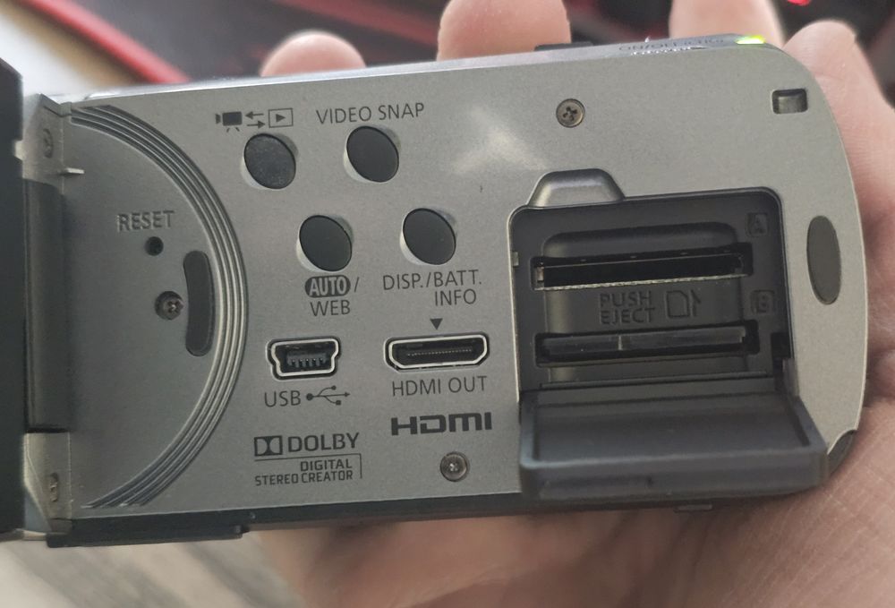 Canon LEGRIA HF R26 E + батерия + зарядно + чантичка