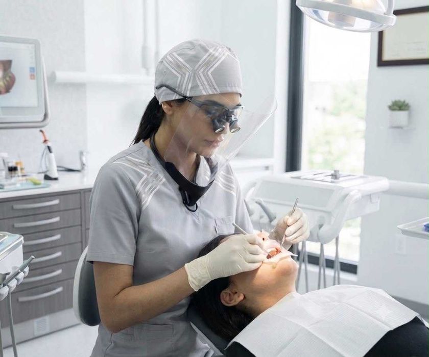 Vizieră de protecție facială ergonomică pentru medici dentiști, pe gât