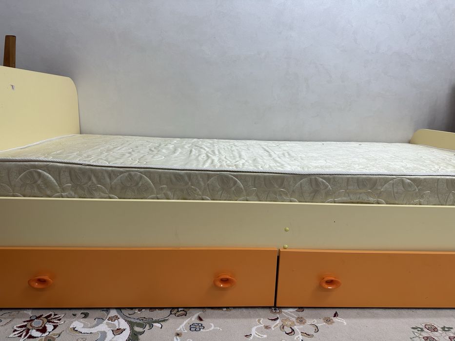 Детский шкаф с  двумя кроватами