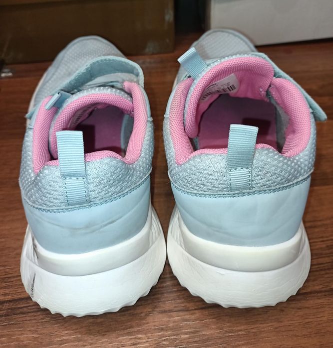 Кроссовки женские