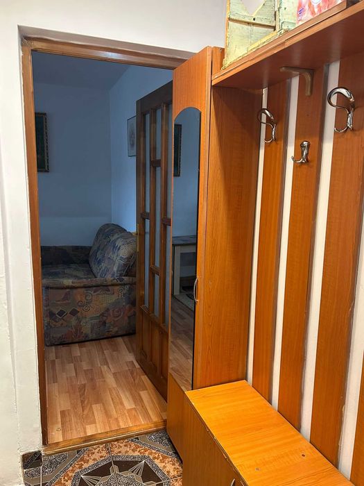 Inchiriez apartament cu 2 camere in in zona Decebalecebal aproape de piata. Apartamentul este situat la partier,este mobilat si utilat la cheie.