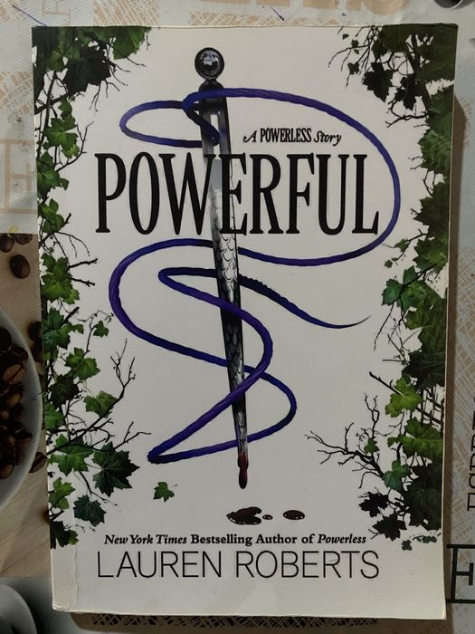 книга «Powerful» Лаурен Робертс.