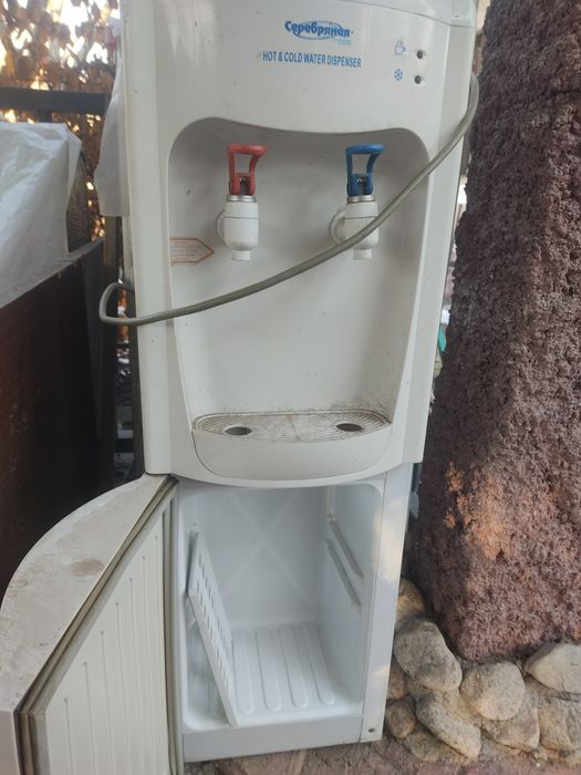 Кулер для питьевой воды.