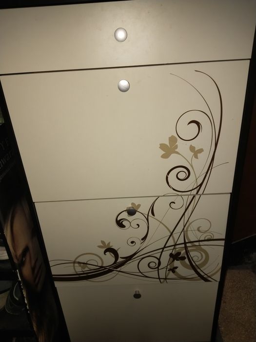 Продавам красив шкаф за обувки