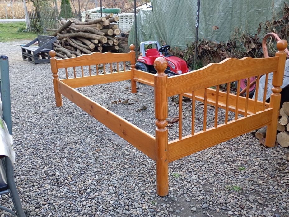 Vând pat de 1 persoana, folosit