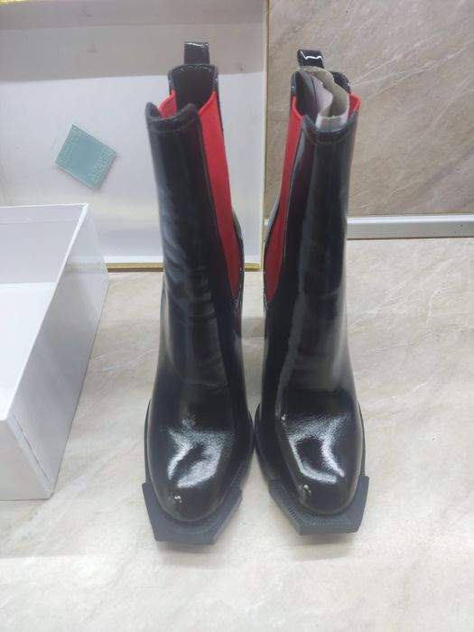 Елегантни дамски боти