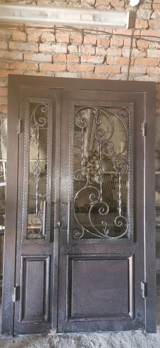 Продам железную двустворчатую дверь