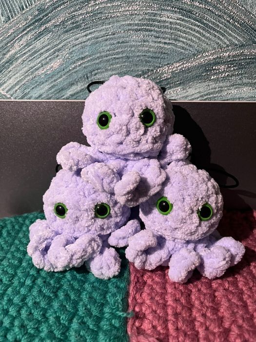 Plus caracatita crosetata manual, cu agatatoare.