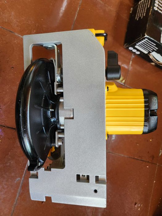 Акумулаторен ръчен циркуляр DeWALT DCS391, 18 V,  без батерия и заряднo
