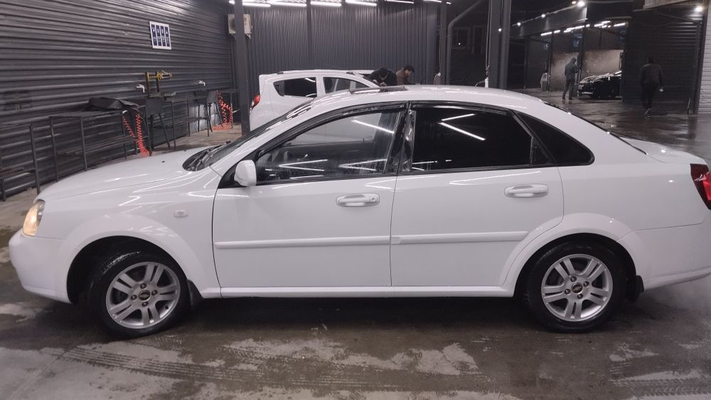 Lasetti 1.8 sotiladi