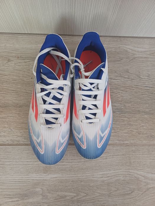 Футболни обувки - бутонки