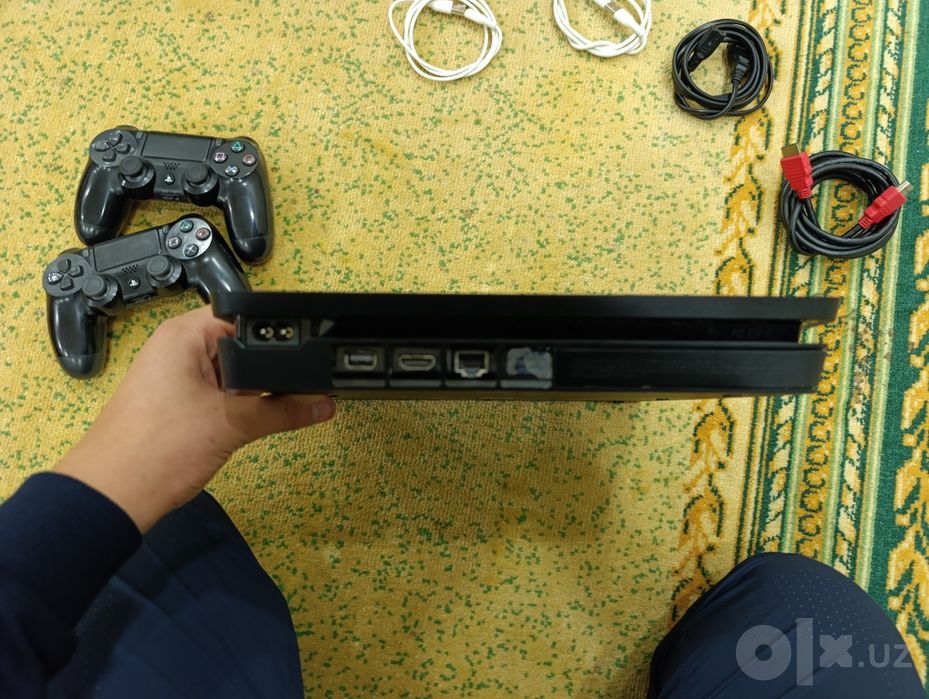 PS 4 slim срочно сотилади
