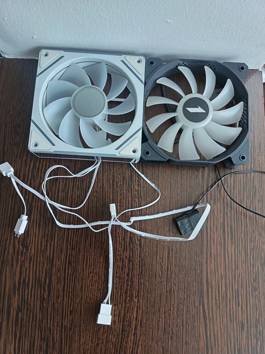 Vând 2 ventilatoare cu led PC