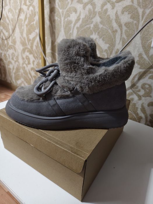 Продам угги новые