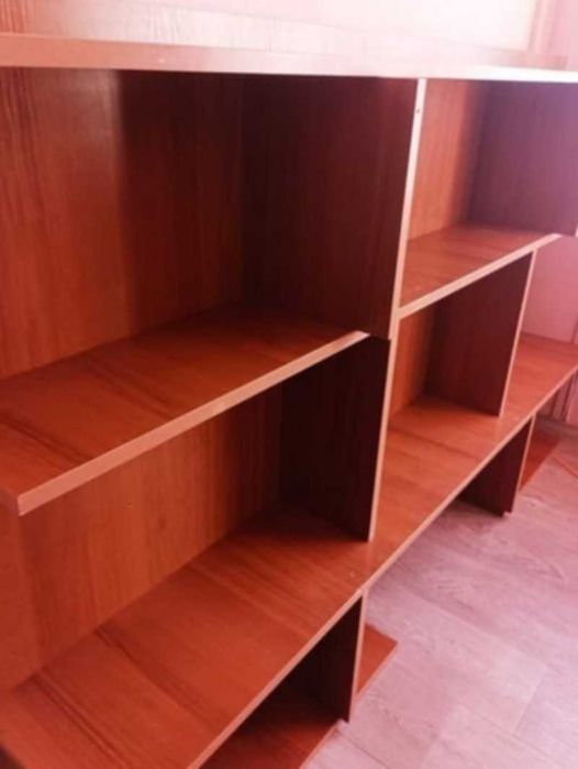 Продавам голям дървен рафт,подходящт за монтиране на стена