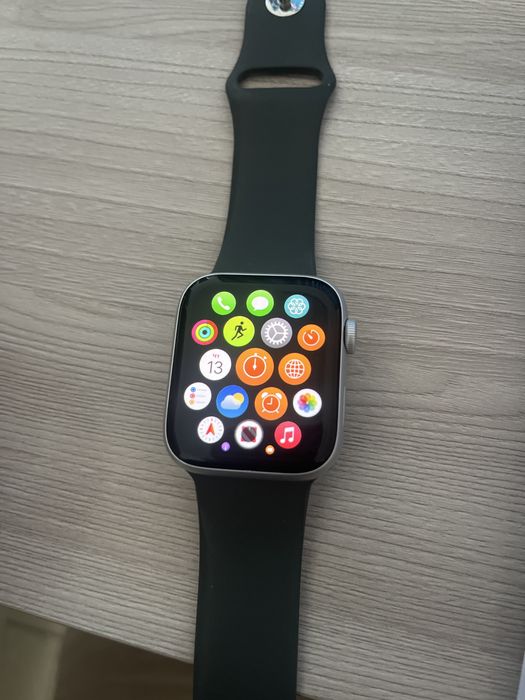 Продается Apple watch SE