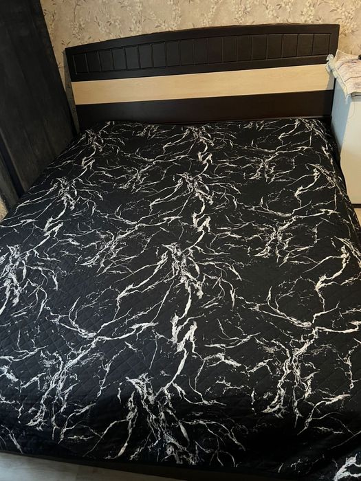 Кровать с матрасом двуспальная