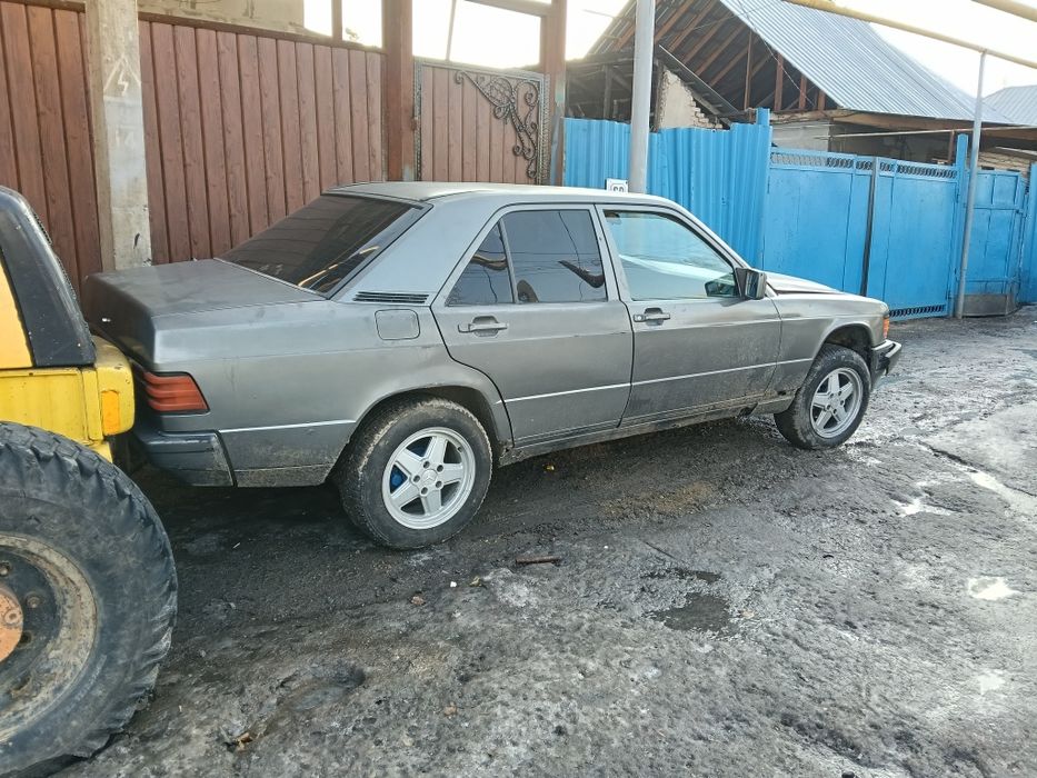 Мерседес. 190.2л бензин