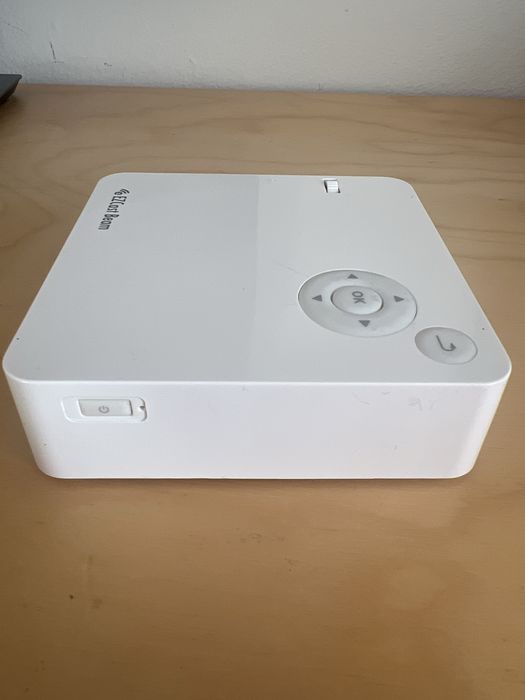 mini-videoproiector portabil EZCast Beam J2