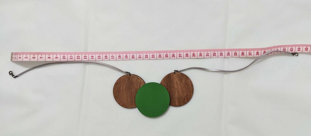 Colier cu pandantive din lemn, stare excelenta