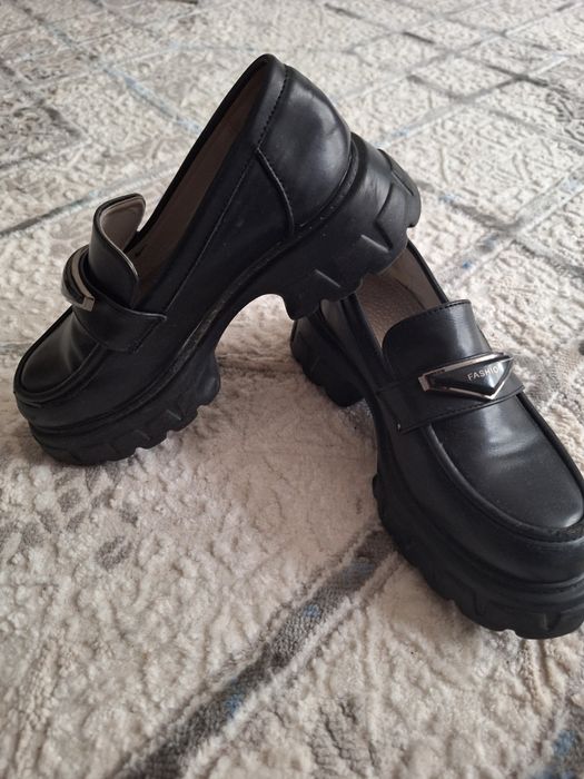 Продам лоферы, школьные туфли для девочки школьницы