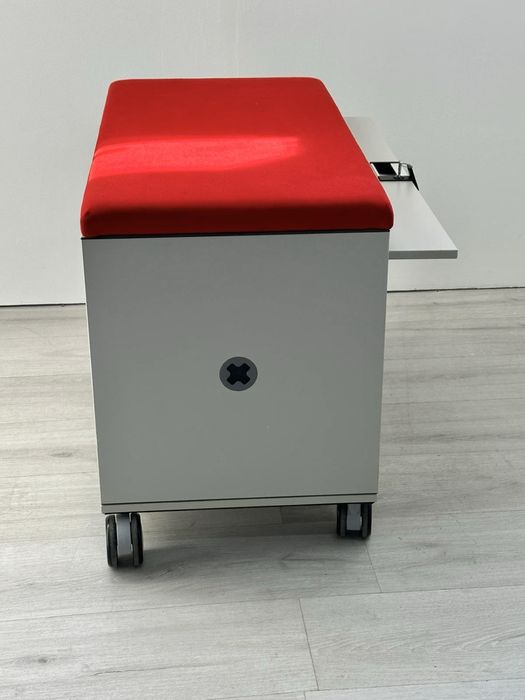 Модулна система за офис шкафове от steelcase с червена възглавница