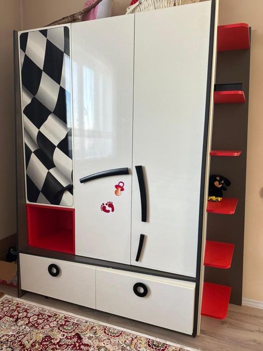 детская кровать машина и шкаф