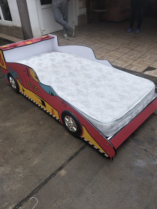 Vând pat mașina Fulger McQueen